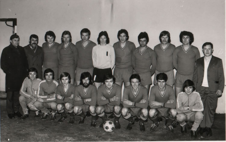 Istorija ex yu fudbala - FK RADNIČKI Pirot Osnovan: 1945. Status: aktivan -  Prva liga Srbije (2.takmičarski rang). NAJVEĆI USPESI: 18 sezona  drugoligaš: 1969 - 1981, 1982 - 1988, 21. na večitoj